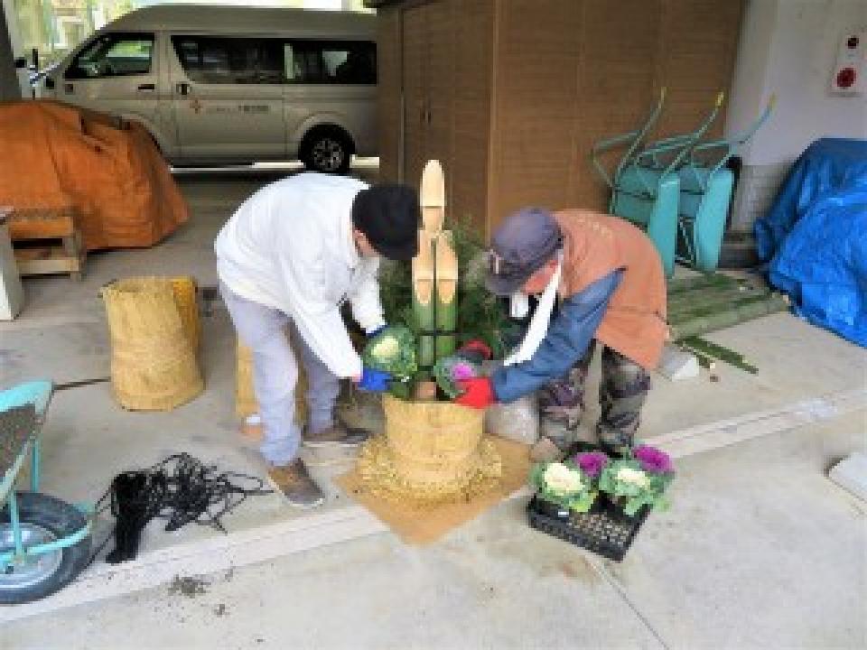 作った門松が玄関で出迎えてくれます！