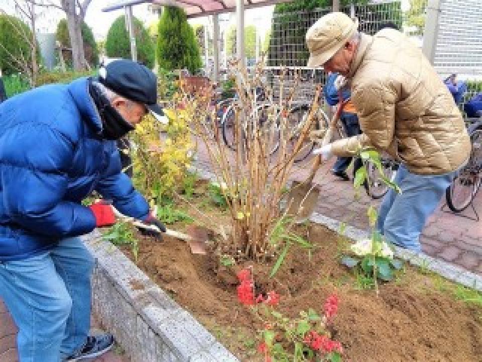 「みんなの花壇」の整備をしました。