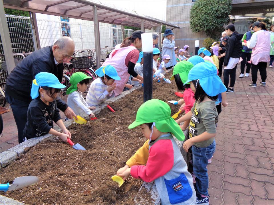 「みんなの花壇」花壇の整備、小さなスコップで