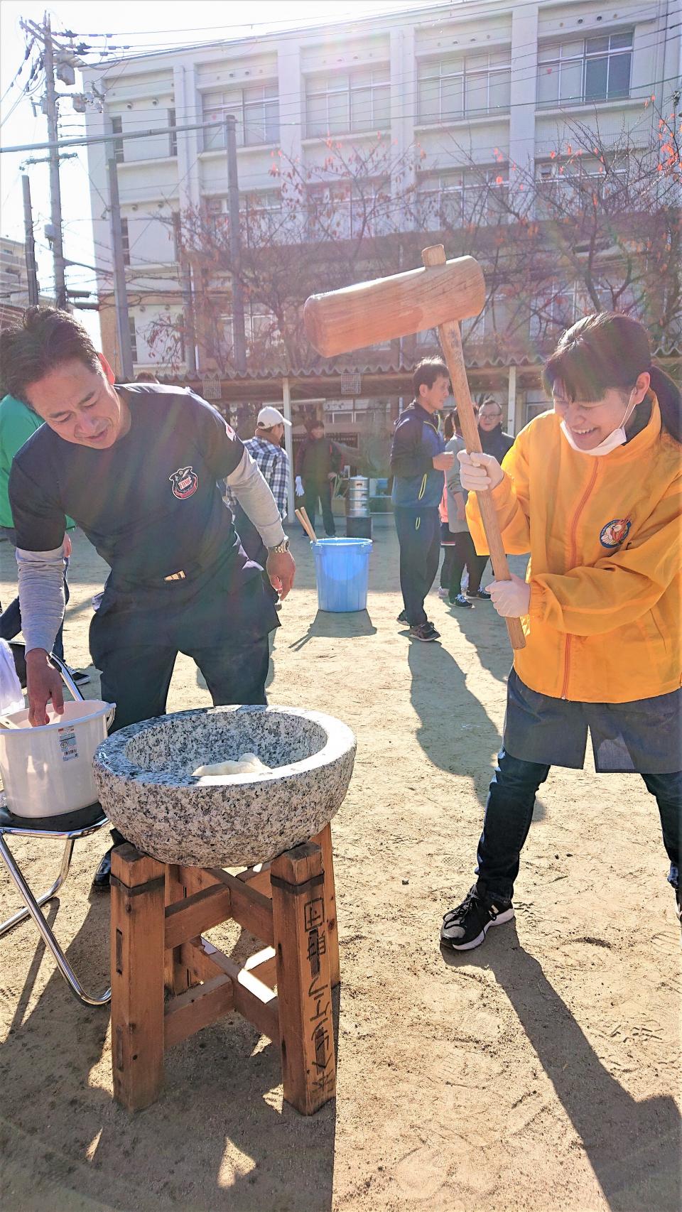 西成区今宮地区の餅つき大会に参加しました。