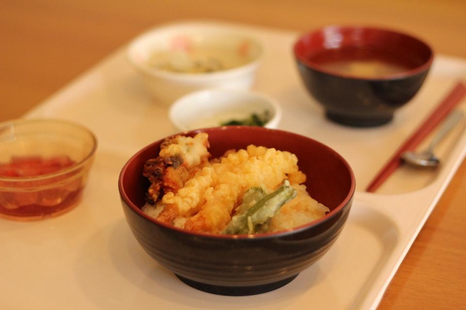 本日の昼食は郷土料理「信州みそ天丼」(リベルテ）