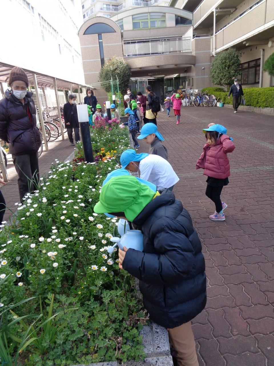 『みんなの花壇』水やりをしました（リベルテ）