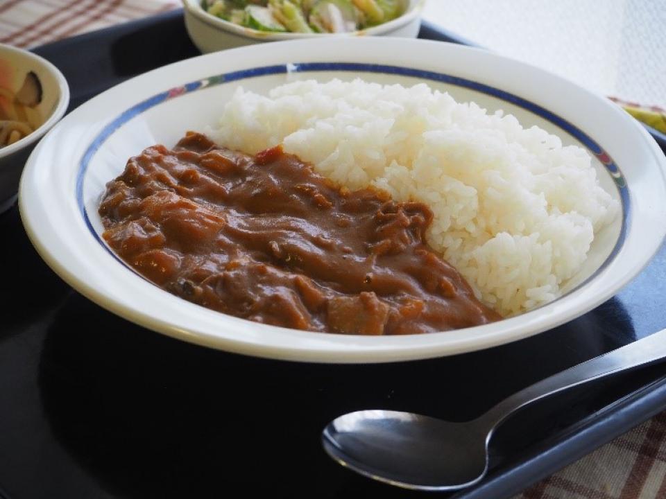 収穫したじゃがいもを使ったカレーライス（ジュネス）