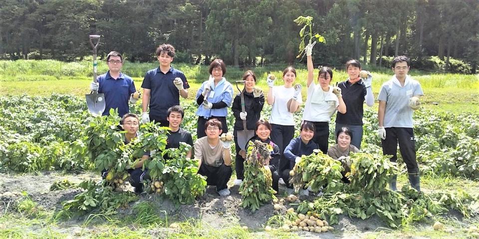 新任職員研修でじゃがいも掘り！（湖西施設）