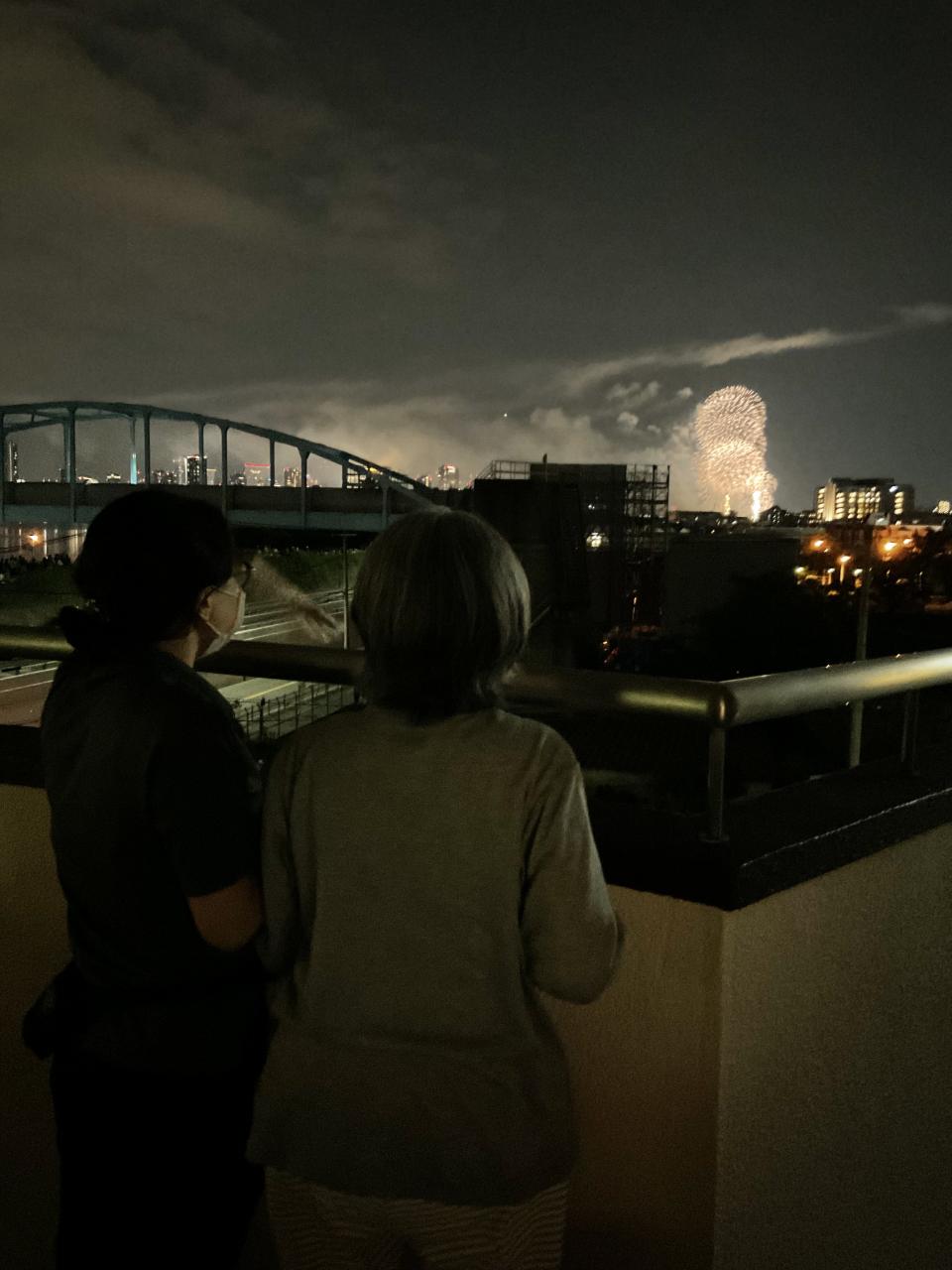 夜空に打ち上げられた大輪の華（ジュネス）