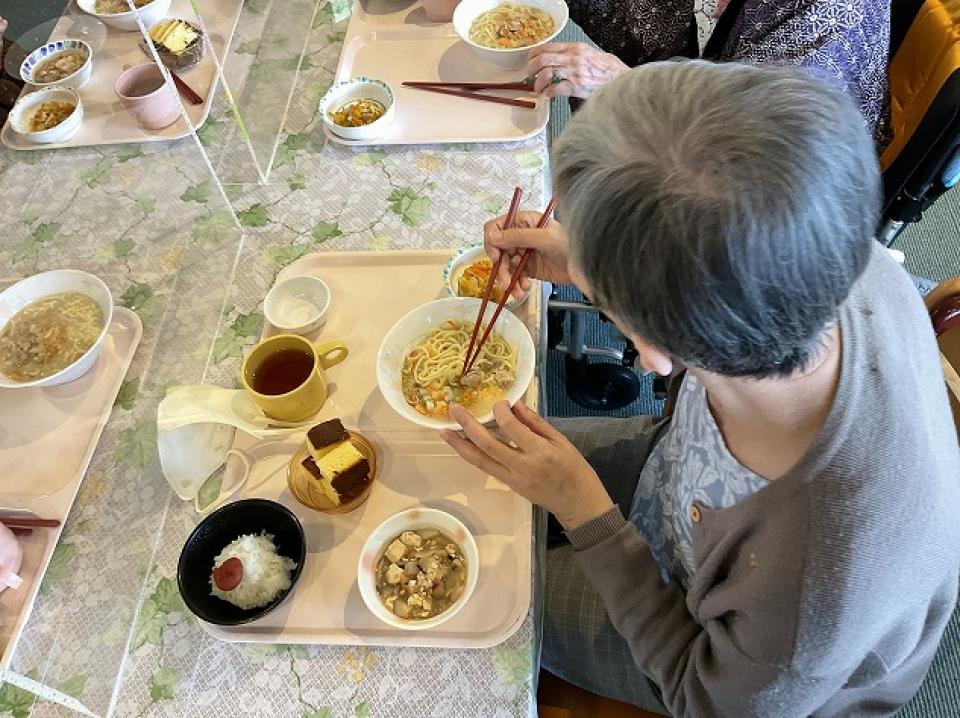 「ご当地メニュー　人気です」（リベルテ）