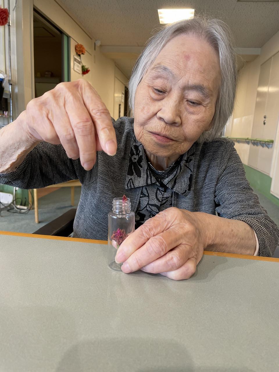 ～特養ジュネスの日常～　ハーバリウム作り