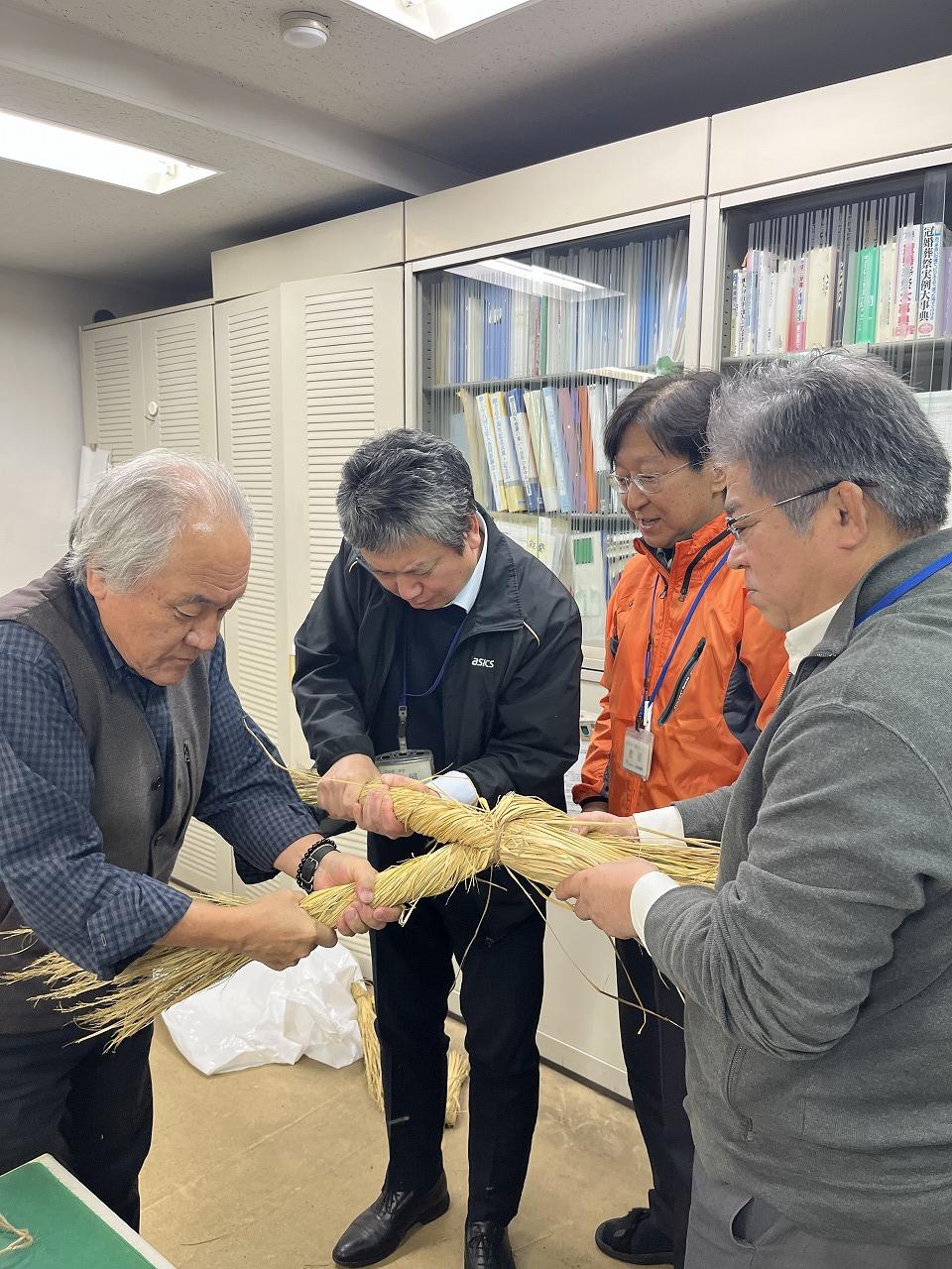 しめ縄を作りました（法人本部）